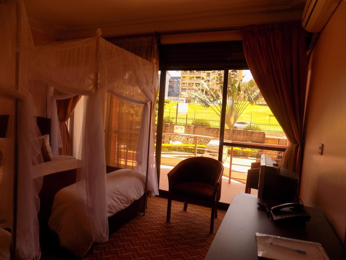 Entebbe Traveller'S Hotel Exterior photo