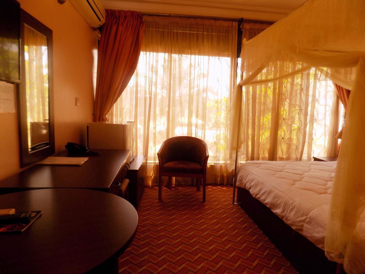 Entebbe Traveller'S Hotel Exterior photo